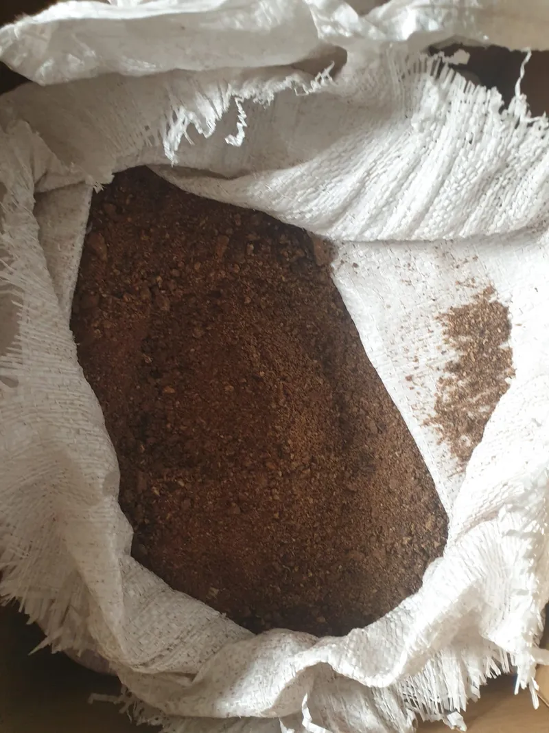 Bungkil Sawit berwarna cokelat dalam karung putih terbuka
