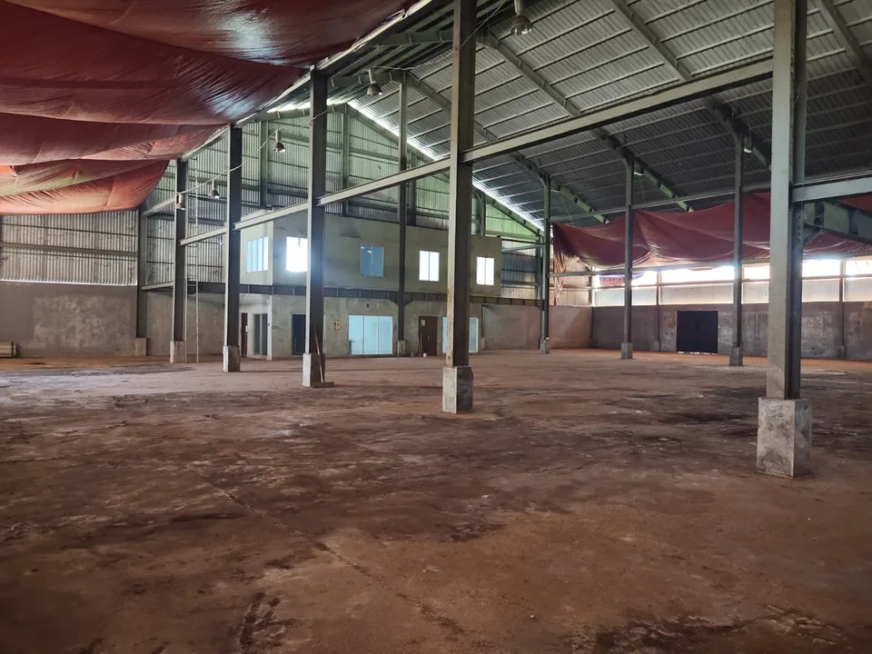 Interior gudang dengan lantai beton dan atap rangka baja